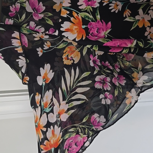 Floral Black Women's Top - Picture 4 of 7